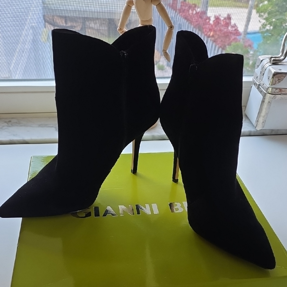Gianni Bini Sleek Black Heeled Boots